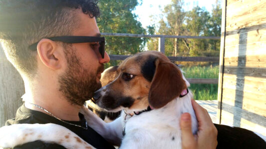 Marco Zongoli educatore cinofilo di Brindisi con un cane in braccio
